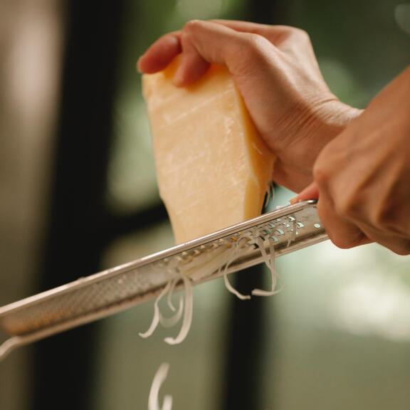 Risottoon raastettavaa parmesaania