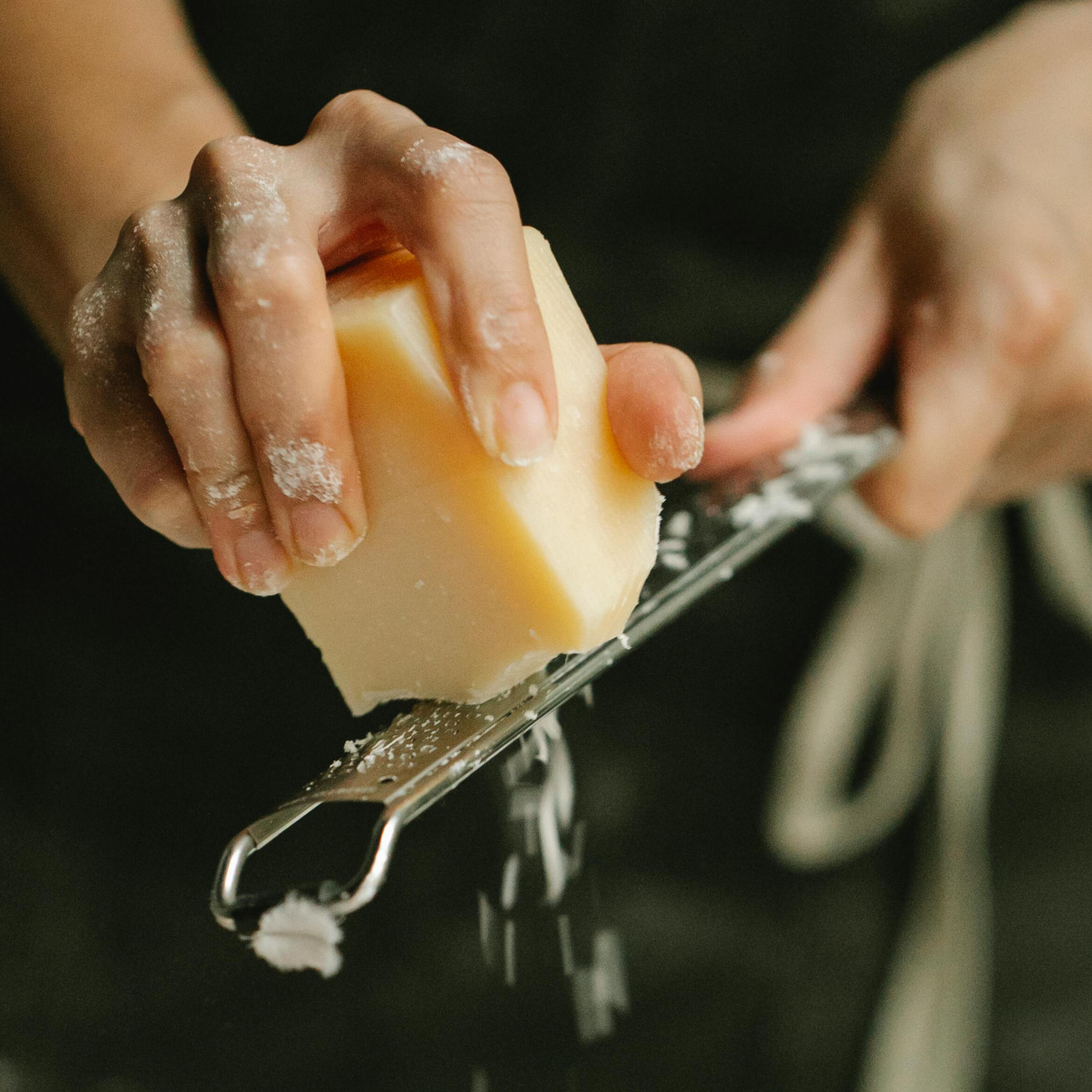 Kuvaaja: Klaus Nielsen: https://www.pexels.com/fi-fi/kuva/ruoka-naine-illallinen-lounas-6287521/